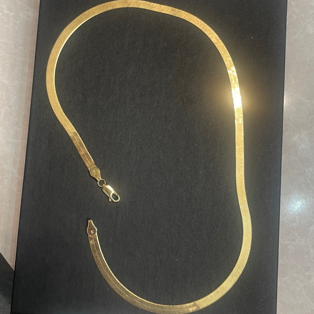 Elegant 14 karat herringbone Gold Necklace - Picture 7 of 11